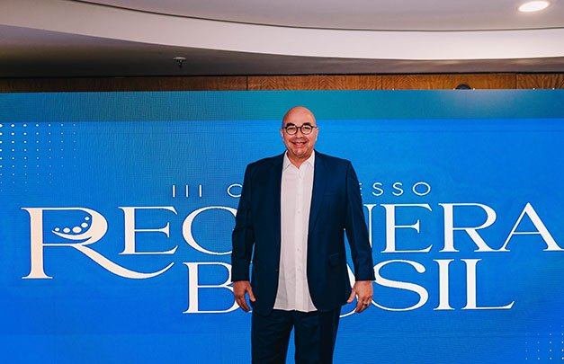 Dr. Tércio Rocha no palco do Regenera Brasil